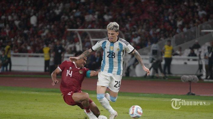 Pesepak bola Timnas Indonesia Asnawi Mangkualam berebut bola dengan pesepak bola Timnas Argentina Alejandro Garnacho saat laga FIFA Matchday di Stadion Utama Gelora Bung Karno, Jakarta, Senin (19/6/2023). Timnas Indonesia harus mengakui keunggulan Timnas Argentina dengan skor 2-0. TRIBUNNEWS/HERUDIN