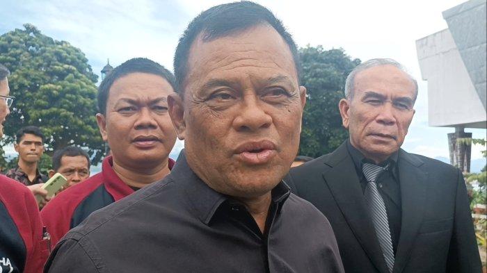 Mantan Panglima TNI, Jenderal (Purn) Gatot Nurmatyo menghadiri pemakaman Letjen TB Silalahi di Balige, Kabupaten Toba, Kamis (16/11/2023).
