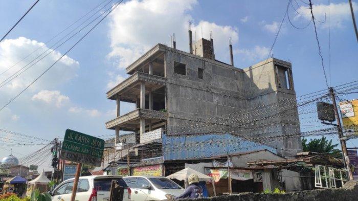 CURI LISTRIK: Suasana gedung kosong 4 tingkat di Jalan Karya Jaya, Kelurahan Pangkalan Masyhur, Kecamatan Medan Johor digerebek warga karena diduga curi listrik untuk tambang Bitcoin, Senin (7/7/2025). malam. Pihak lingkungan menyebut aktivitas di lokasi mengganggu masyarakat karena terdengar suara keras dari gedung.