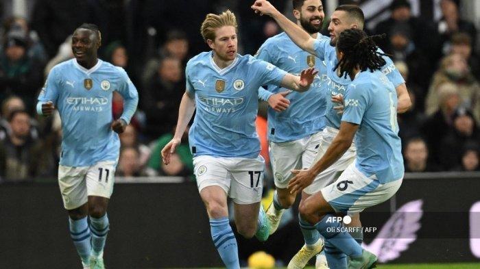 Gelandang Manchester City Belgia #17 Kevin De Bruyne (tengah) merayakan bersama rekan satu timnya setelah mencetak gol kedua mereka selama pertandingan sepak bola Liga Premier Inggris antara Newcastle United dan Manchester City di St James' Park di Newcastle-upon-Tyne, timur laut Inggris pada bulan Januari 13, 2024