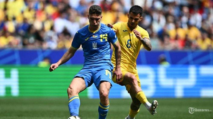 Gelandang Ukraina #14 Georgiy Sudakov dan gelandang Rumania #06 Marius Marin berebut bola pada pertandingan sepak bola Grup E UEFA Euro 2024 antara Rumania dan Ukraina di Munich Football Arena di Munich pada 17 Juni 2024. ( Fabrice COFFRINI / AFP ) (AFP/FABRICE COFFRINI)