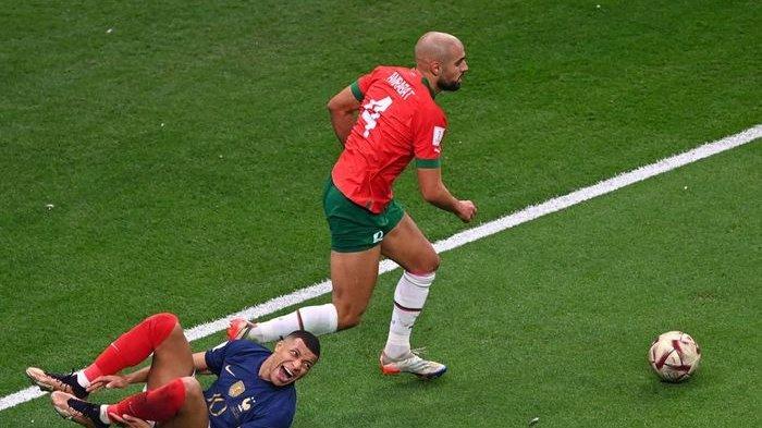 Gelandang timnas Maroko, Sofyan Amrabat, harus merelakan mimpinya berseragam Barcelona akibat Lionel Messi. Kini Diincar Manchester United