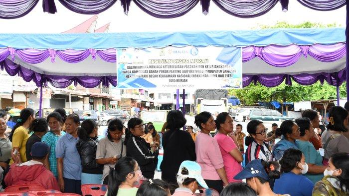 Pemkab Samosir menggelar pasar murah jelang Idul Fitri 1445 H di Terminal Pangururan, Desa Pardomuan I, Kec. Pangururan, Kab. Samosir, Selasa (2/4).