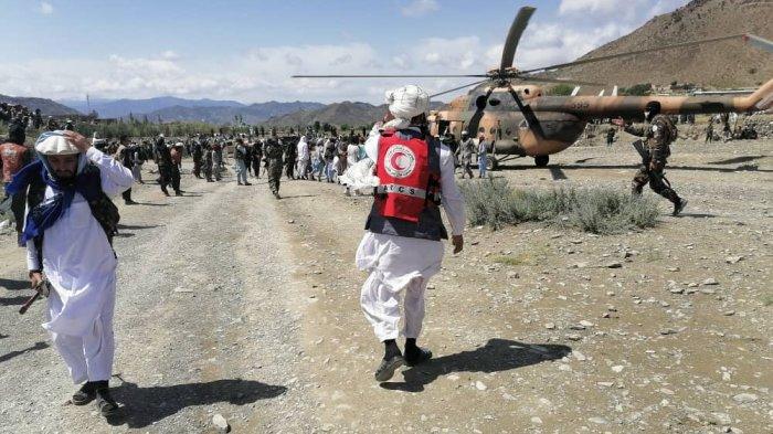255 orang tewas dan 500 terluka dalam gempa bumi di empat kabupaten di provinsi Paktika.
Pihak berwenang setempat mengatakan helikopter dan ambulans tiba di daerah yang terkena dampak dari provinsi tetangga dan ibu kota untuk membawa yang terluka ke rumah sakit.