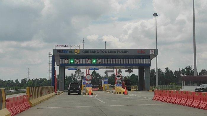 Gerbang tol Limapuluh-Indrapura mulai dioperasikan secara gratis, Jumat (10/11/2023). Kini waktu tempuh Limapuluh-Tebingtinggi lewat jalan tol hanya memakan waktu setengah jam.
