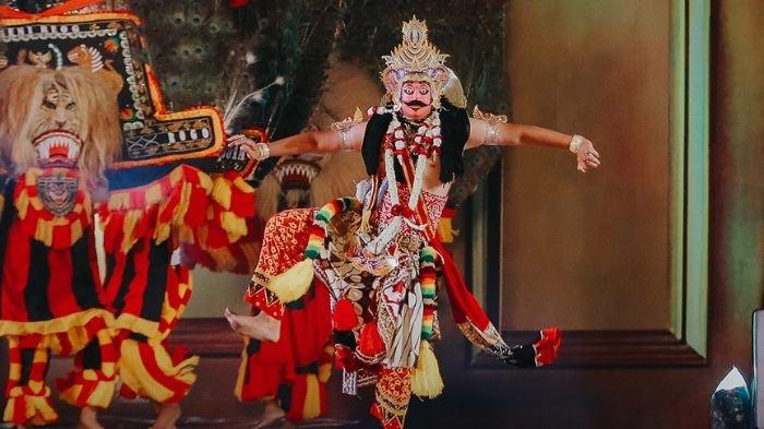 PAGELARAN BUDAYA- Grebeg Reog Ponorogo merupakan pagelaran budaya yang selalu diadakan dalam menyambut datangnya 1 Muharram atau 1 Suro. Kegiatan ini berlangsung di Kabupaten Ponorogo, Jawa Timur.