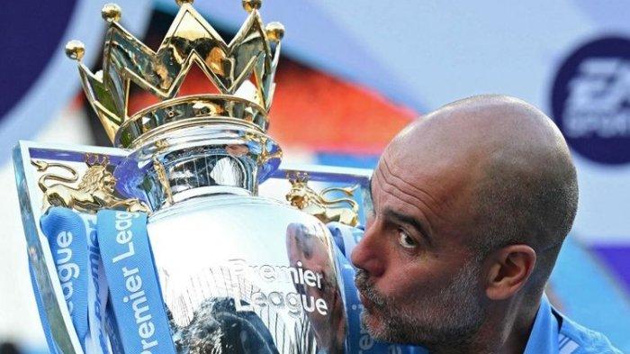 Pelatih Manchester City, Pep Guardiola, mencium trofi juara Premier League 2023-2024 usai laga pekan ke-38 kontra West Ham di Stadion Etihad, 19 Mei 2024. (Photo by Oli SCARFF / AFP) (AFP/OLI SCARFF)