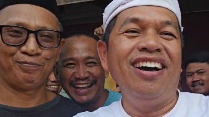 KADES NGAMUK - Gubernur Jawa Barat Dedi Mulyadi bersama warga saat pembongkaran bangunan liar di sepadan Sungai Bekasi, tepatnya di Tambun Utara, Desa Srijaya, Jumat (14/3/2025). Ada seorang kepala desa yang menyebutnya dengan otoriter, begini akhirnya nasib si kades.