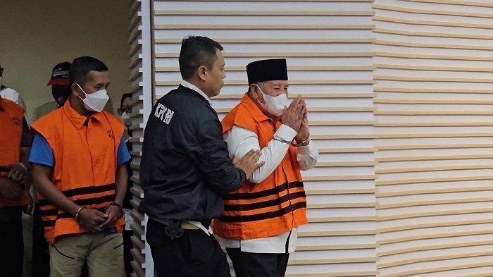 Gubernur Maluku Utara Abdul Ghani Kasuba resmi mengenakan rompi oranye Komisi Pemberantasan Korupsi (KPK). Dia dijadikan tersangka kasus dugaan suap lelang jabatan serta pengadaan barang dan jasa, Gedung KPK, Jakarta, Rabu (20/12/2023).