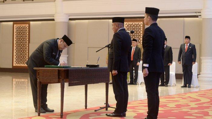 Gubernur Sumatera Utara (Sumut) Edy Rahamayadi melantik Pejabat Pimpinan Tinggi Pratama pada lingkungan Pemerintah Provinsi Sumut di Aula Raja Inal Siregar, lantai 2 Kantor Gubernur Sumut Jalan Diponegoro Nomor 30 Medan, Senin (24/7/2023).