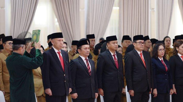Gubernur Sumatera Utara (Sumut) Edy Rahmayadi melantik Pejabat Tinggi Pratama, Pejabat Administrator, Pejabat Pengawas dan Kepala Sekolah SMA/SMK, SLB Negeri pada lingkungan Pemerintah Provinsi Sumut di Aula Tengku Rizal Nurdin Jalan Sudirman Nomor 41 Medan. Jumat (1/9/2023).
