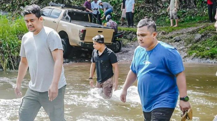 PENINJAUAN JALAN: Gubernur Sumut Bobby Nasution bersama Kepala Dinas PUPR Sumut Topan Obaja Ginting saat meninjau jalan di Sipiongot beberapa waktu lalu. Bobbu mengaku tidak tahu bahwa pihak PT DNG dan RN ikut dalam peninjauan ke Sipiongot
