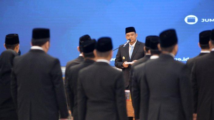 Gubernur Sumut Bobby Nasution saat bersalaman dengan 60 pejabat eselon III yang baru dilantik, Jumat (4/7/2025). Satu dari 60 pejabat itu ada mantan Camat Medan Marelan.