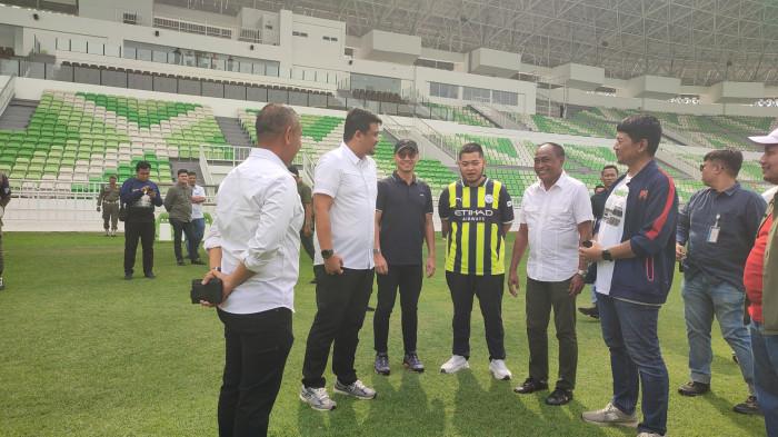 Gubsu Bobby tinjau Stadion Utama Sumatera Utara (Susu) di Kabupaten Deliserdang, Minggu (27/7/2025). Bobby bilang ia telah menetapkan harga retribusi penggunaan stadion utama untuk PSMS.