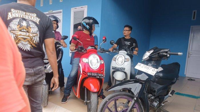 Momen saat personel Polsek Percut Seituan menggerebek dan mengamankan sejumlah sepeda motor diduga hasil curian di Jalan Sederhana Gang Raya 25, Pasar 7 Tembung, Desa Sambirejo Timur, Kecamatan Percut Seituan, Jumat (29/9/2023) siang.