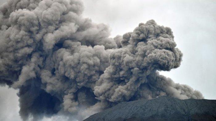 Gunung Marapi yang mengeluarkan abu vulkanik terlihat dari Nagari Batu Palano, Agam, Sumatera Barat, Senin (4/12/2023). Gunung dengan ketinggian 2.891 mdpl itu mengalami beberapa kali erupsi dan embusan sejak Minggu (3/12/2023) dengan status berdasarkan Pusat Vulkanologi dan Mitigasi Bencana Geologi (PVMBG) yakni waspada level II. (ANTARA FOTO/Iggoy el Fitra)
