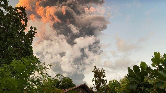 Gunung Lewotobi Laki-laki di Kabupaten Flores Timur, Nusa Tenggara Timur (NTT) kembali meletus pada Selasa (17/6/2025). (Tribun Flores)