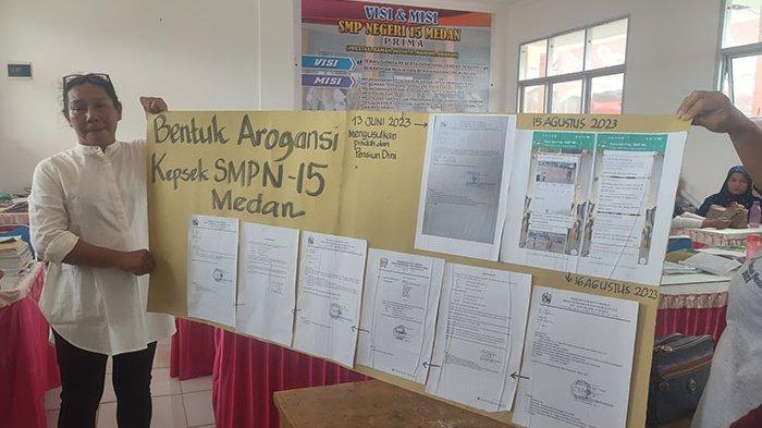 Sejumlah guru berstatus ASN pada Sabtu (16/9/2023), saat menunjukkan bukti intimidasi dan pungli yang dilakukan Kepala SMPN 15 Medan.