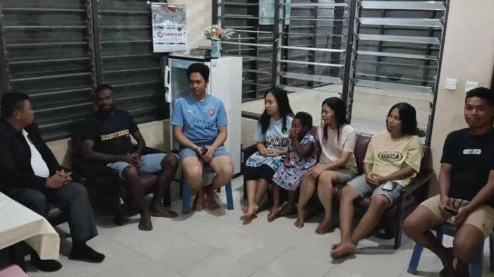 GURU DIUNGSIKAN: Para guru dan tenaga kesehatan saat dievakuasi dari Kabupaten Yahukimo, Papua Pegunungan ke Mess Advent, Sentani, Kabupaten Jayapura, Papua, Sabtu (22/3/2025).(KOMPAS.COM/Zet Saalino)