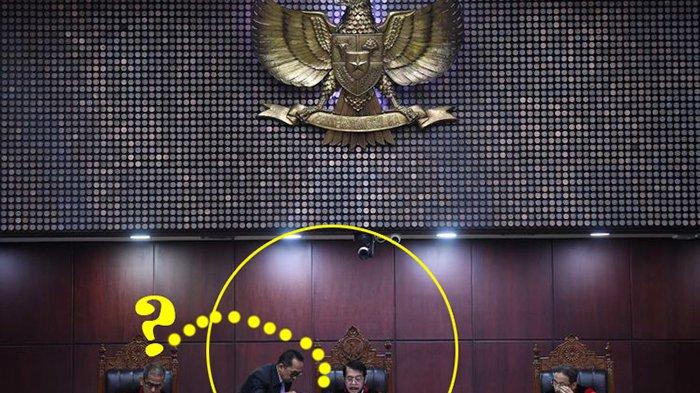 Hakim Mahkamah Konstitusi Saldi Isra (kiri) mengaku bingung atas putusan yang dibacakan Ketua Mahkamah Konstitusi (MK) Anwar Usman (tengah) yang mengabulkan gugatan perkara nomor 90/PUU-XXI/2023 terkait usia minimal calon presiden (capres) dan calon wakil presiden (cawapres) dalam Undang-undang Nomor 7 Tahun 2017 tentang Pemilu, Senin (16/10/2023). (ANTARA FOTO/AKBAR NUGROHO GUMAY VIA KOMPAS.COM)