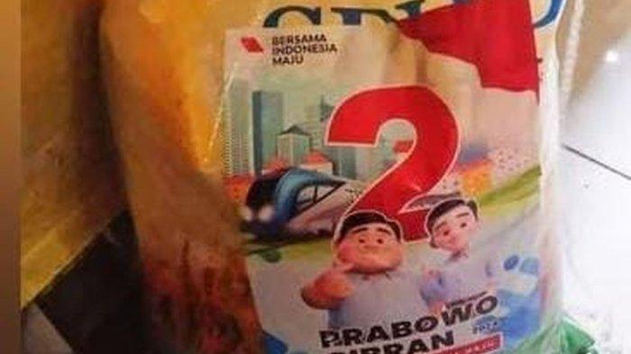 Viral di media sosial beras Bulog ada stiker Prabowo-Gibran.