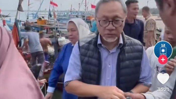 Tangkapan layar pada akun Tiktok Partai Amanat Nasional (PAN). Dalam video yang disebarkan pada 10 Juli 2023 itu, terlihat Ketua Umum PAN Zulkifli Hasan tengah membagikan uang Rp 50.000 kepada para nelayan. Pada bagian keterangan juga dibubuhi tulisan PAN PAN PAN bagi bagi gocapan(Tiktok/Partai Amanat Nasional)