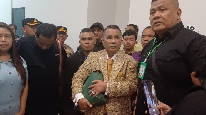 HOTMAN PARIS DIKAWAL - Hotman Paris hadiri sidang di Pengadilan Negeri Jakarta Utara, Kamis (6/2/2025). Dalam kasus ini, Hotman Paris hadir sebagai saksi dengan terdakwa Razman Arif Nasution.