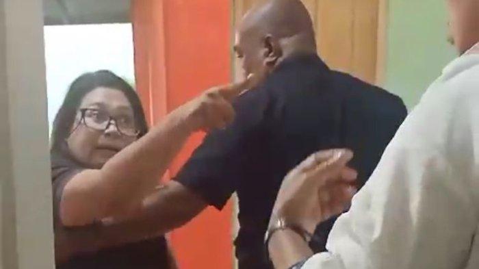 HT seorang ibu yang juga Ibu Bhayangkari mengamuk di sebuah SD di Kota Ambon, Maluku karena tak terima anaknya di beri imunisasi Rubela di sekolah tersebut.