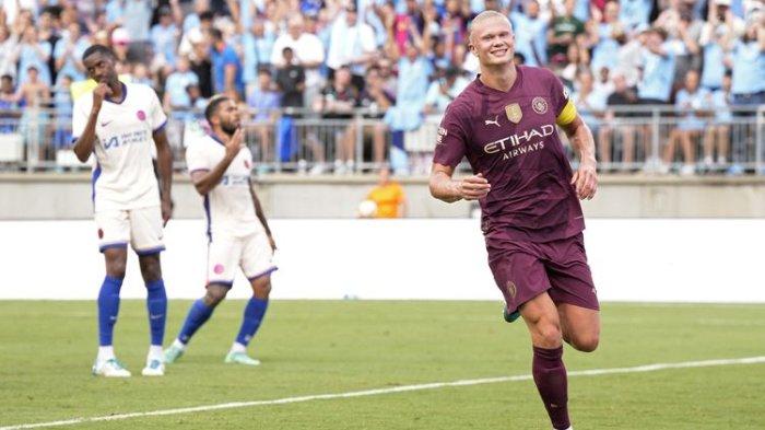 Erling Håland (depan) dari Manchester City bereaksi setelah mencetak gol di babak kedua pertandingan pramusim melawan Chelsea di Stadion Ohio pada 3 Agustus 2024 di Columbus, Ohio.(AFP/JEFF DEAN)