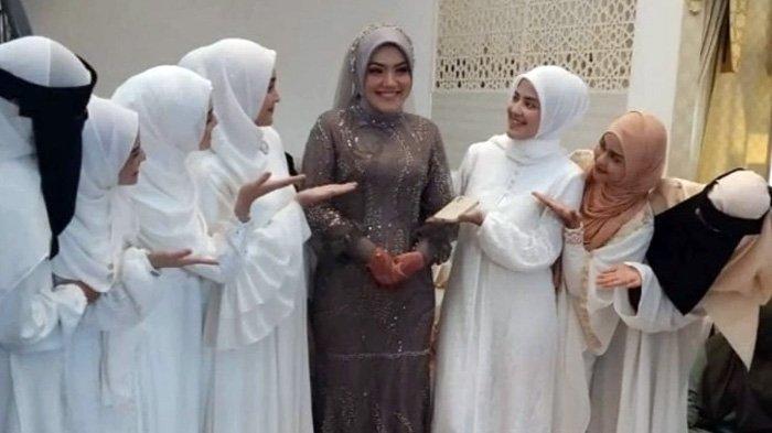 Habib Rizieq Shihab baru saja melepas status dudanya dengan menikahi seorang wanita bernama Syarifah Mona Hasinah Alaydrus di Sentul, Bogor, Jawa Barat, Sabtu (23/3/2024). Juru Bicara Front Persaudaraan Islam (FPI), Aziz Yanuar, mengatakan wanita yang baru saja dinikahi merupakan keponakan dari almarhumah istri Habib Rizieq itu sendiri. (FB)