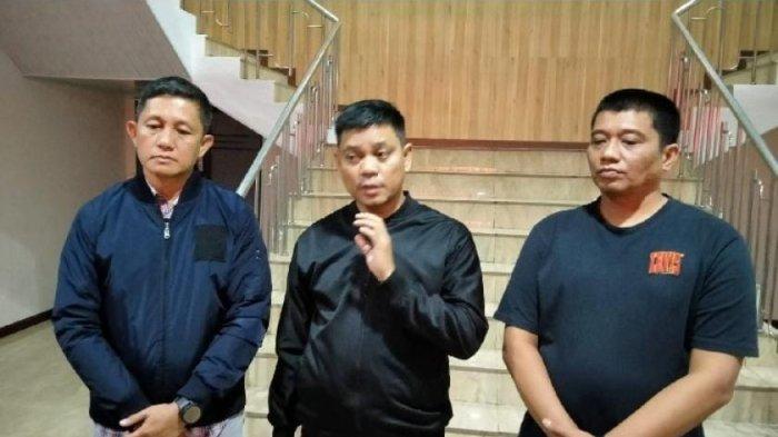 Kabid Humas Polda Sumut Kombes Pol Hadi Wahyudi (tengah) saat bersama Kapolrestabes Medan Kombes Pol Valentino Alfa Tarareda (kiri) dan Kapendam I Bukit Barisan Kolonel Inf Riko Siagian terkait kedatangan personel TNI ke Polrestabes Medan