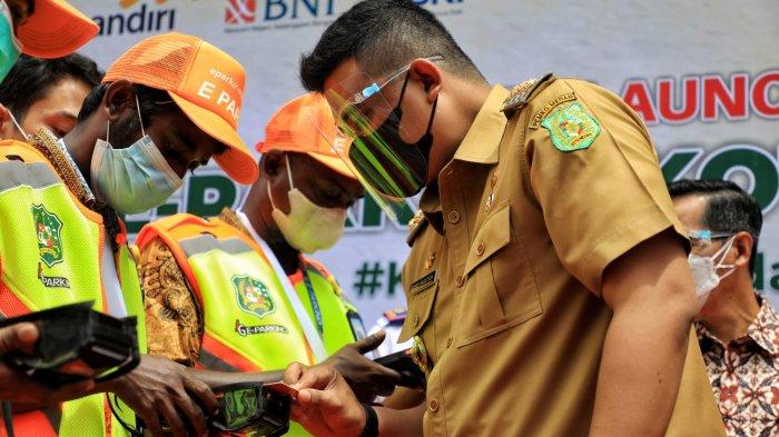 Dinas Perhubungan (Dishub) Kota Medan meminta masyarakat yang beraktivitas untuk sukseskan penerapan parkir non tunai atau parkir elektronik (e-Parking)