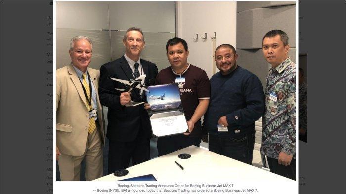 Haji Isam (tengah) saat datang memesan pesawat Boeing Business Jet MAX 7
