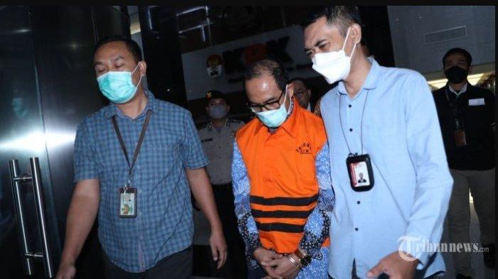 Hakim Agung, Gazalba Saleh mengenakan rompi tahanan usai menjalani pemeriksaan di Gedung KPK, Jakarta, Kamis (8/12/2022). KPK resmi menahan Gazalba Saleh yang telah ditetapkan sebagai tersangka terkait kasus suap penanganan perkara di lingkungan Mahkamah Agung (MA).