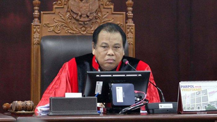 Hakim Konstitusi Arief Hidayat membeberkan kejanggalan terkait putusan MK yang mengabulkan gugatan batasan usia Capres-Cawapres. 