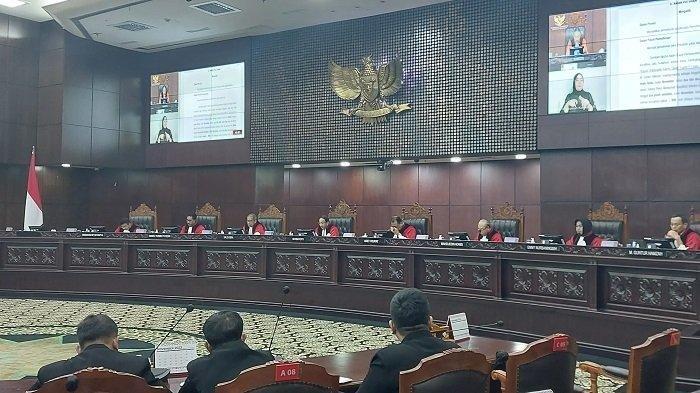 Hakim Mahkamah Konstitusi (MK) menolak seluruh permohonan Paslon 01 dan 03.