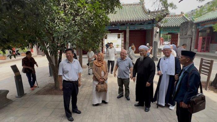 KUNJUNGAN - Kunjungan delegasi akademisi muslim asal Sumatera Utara (Sumut) ke Masjid Beida Zhengzhou di kawasan Distrik Guancheng Hui, Kota Zhengzhou, Provinsi Henan, Tiongkok pada Jumat (30/05/2025).