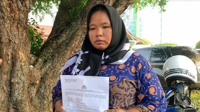 Halimah, ibu remaja yang menjadi korban pembacokan di Jalan Jati Rejo, Kecamatan Percut Seituan, Deliserdang, Kamis (15/8/2024). TRIBUN-MEDAN/ALFIANSYAH