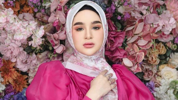 Sosok Hana Hanifah Selebgram Diduga Terima Uang Korupsi Dari Dprd Riau Sosok Hana Hanifah Selebgram Diduga Terima Uang Korupsi Dari Dprd Riau