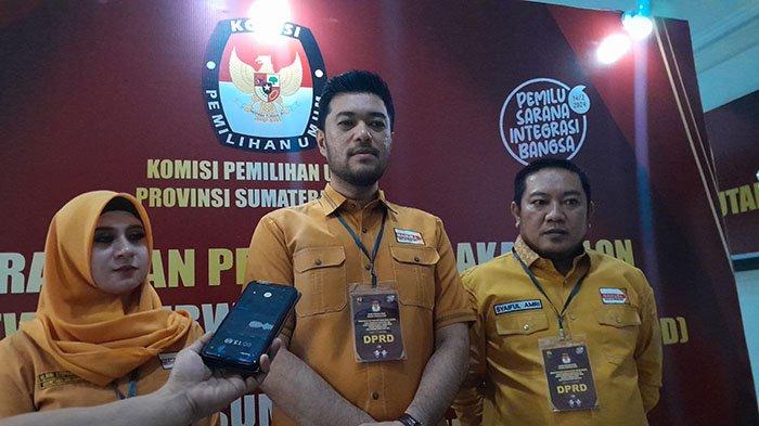 Ketua DPD Partai Hati Nurani Rakyat (Hanura) Provinsi Sumatera Utara El Adrian Shah (tengah) saat diwawancarai usai pendaftaran bacaleg Hanura di KPU Sumut, Jumat (12/5/2023). 