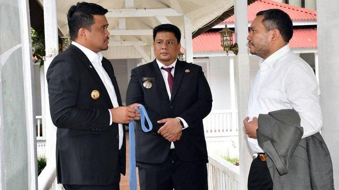 Bupati Pakpak Bharat Franc Bernhard Tumanggor (kanan) dan Gubernur Sumut Bobby Nasution (kiri) menghadiri Perayaan Hari Jadi ke-21 Kabupaten Samosir di Kota Pangururan, Kamis (6/3/2025). Mewakili Kepala Daerah se-Kawasan Danau Toba, Franc Bernhard Tumanggor menyampaikan selamat Hari Jadi Kabupaten Samosir. (Diskominfo Pakpak Bharat)