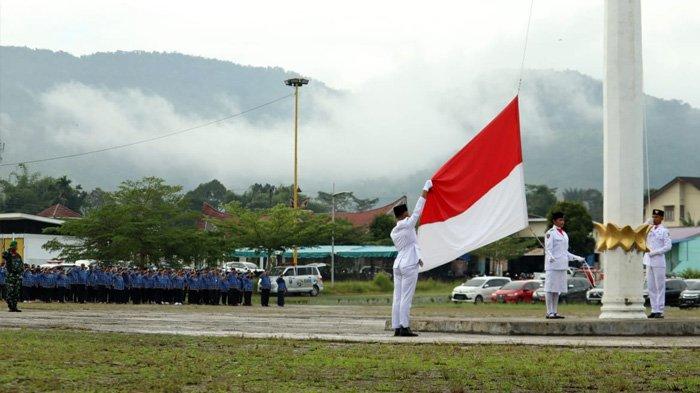 Sekretaris Daerah (Sekda) Pakpak Bharat, Jalan Berutu, S.Pd, MM memimpin Upacara Pringatan Hari Kebangkitan Nasional (Harkitnas) ke-116 Tahun 2024 Tingkat Kabupaten Pakpak Bharat yang dilangsungkan di Lapangan Kasean Banurea, Napa Sengkut, Salak, Senin (20/5/2024) pagi. (Diskominfo Pakpak Bharat)