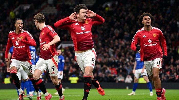 HARRY MAGUIRE PENYELAMAT - Selebrasi bek Manchester United, Harry Maguire usai mencetak gol ke gawang Ipswich Town pada pekan ke-27 Liga Inggris 2024-2025, Kamis (27/2/2025). Harry Maguire jadi pahlawan kemenanagan Man United yang berhasil amankan 3 poin dengan skor 3-2.