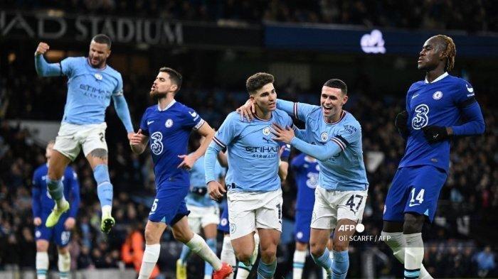 Striker Manchester City asal Argentina Julian Alvarez (tengah) merayakan dengan Phil Foden (kanan) setelah mencetak gol kedua mereka dari titik penalti selama pertandingan sepak bola putaran ketiga Piala FA Inggris antara Manchester City dan Chelsea di Stadion Etihad di Manchester, barat laut Inggris, pada 8 Januari 2023. (OLI SCARFF / AFP)