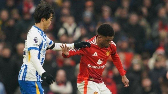 Momen perebutan bola antara Kaoru Mitoma dengan Amad Diallo dalam laga Liga Inggris 2024-2025 antara Man United vs Brighton di Stadion Old Trafford, 19 Januari 2025.