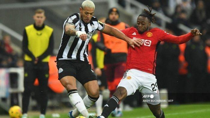 Striker Newcastle United asal Brasil #07 Joelinton (Kiri) bersaing dengan bek Inggris Manchester United #29 Aaron Wan-Bissaka (kanan) selama pertandingan sepak bola Liga Utama Inggris antara Newcastle United dan Manchester United di St James' Park di Newcastle-upon-Tyne, Inggris timur laut pada 2 Desember 2023.