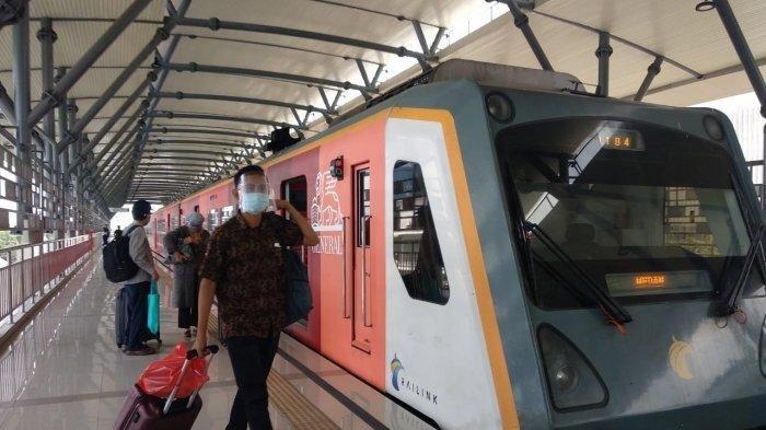 Penumpang KA Bandara di Stasiun Kereta Api Bandara Medan beberapa waktu lalu. PT Railink akan melakukan penyesuaian jadwal perjalanan KA Bandara Kualanamu-Medan dari 10 perjalanan menjadi 20 perjalanan perhari.