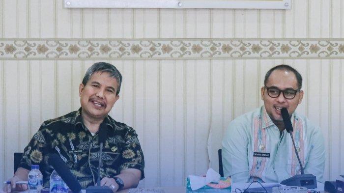 Hendra Dermawan Siregar (kanan) saat melaksanakan rapat perdananya sebagai Plt Kadis PUPR Sumut, Kamis (3/7/2025).  Sebelumnya, Hendra sempat dibuang oleh Eks gubernur Edy Rahmyadi