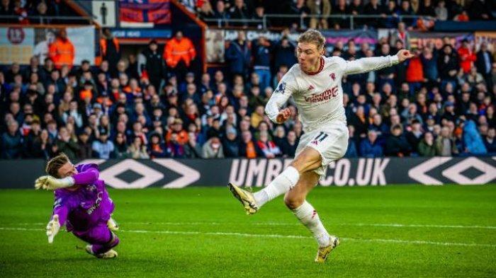 Aksi penyerang Manchester United, Rasmus Hojlund saat melawan Luton Town pada pekan 25 Liga Inggris, Senin (19/2/2024) dini hari WIB. (Twitter @ManUtd)