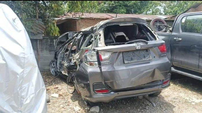 Honda Mobilio BK 1278 GL tertabrak kereta api dari arah Binjai - Medan di perlintasan tanpa palang di Jalan Paya Bakung, Desa SM Diski, Kecamatan Sunggal,